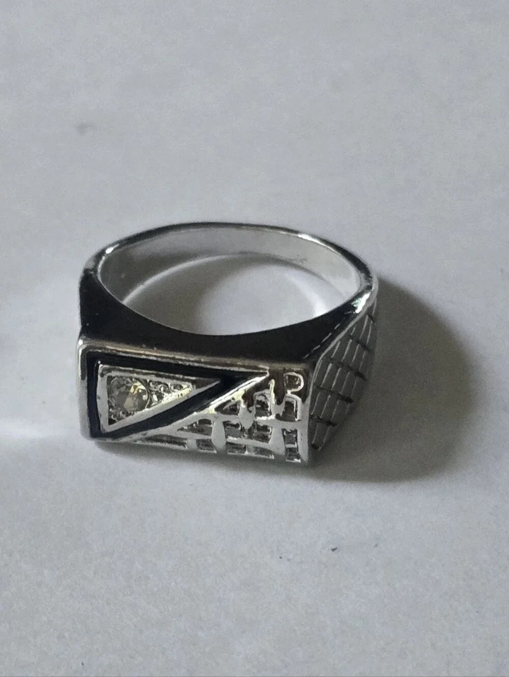 MENS SIZE 8 RECTAGULAR LATTICE CZ , BLING SIDE QUILTED CROSSHATCH BAND RING